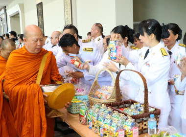 พิธีเจริญพระพุทธมนต์ ทำบุญตักบาตรพระสงฆ์ ถวายเป็นพระราชกุศล พารามิเตอร์รูปภาพ 3