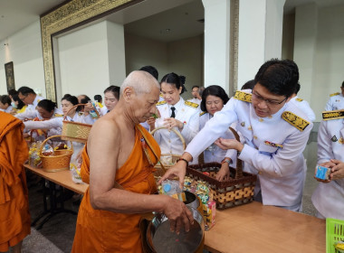 พิธีเจริญพระพุทธมนต์ ทำบุญตักบาตรพระสงฆ์ ถวายเป็นพระราชกุศล พารามิเตอร์รูปภาพ 4